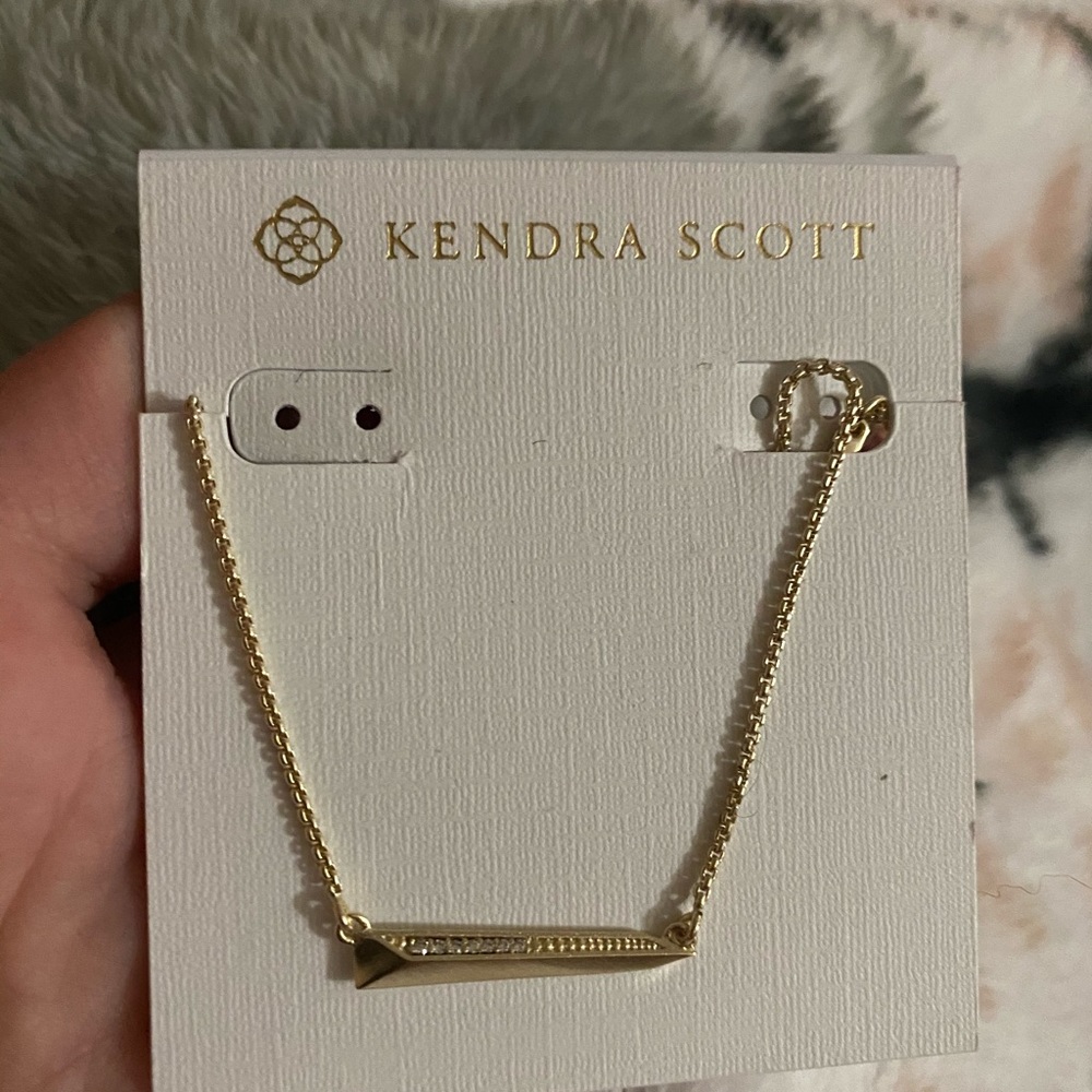 Kendra Scott necklace